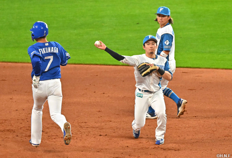 3回表、併殺併殺を完成させた水野選手