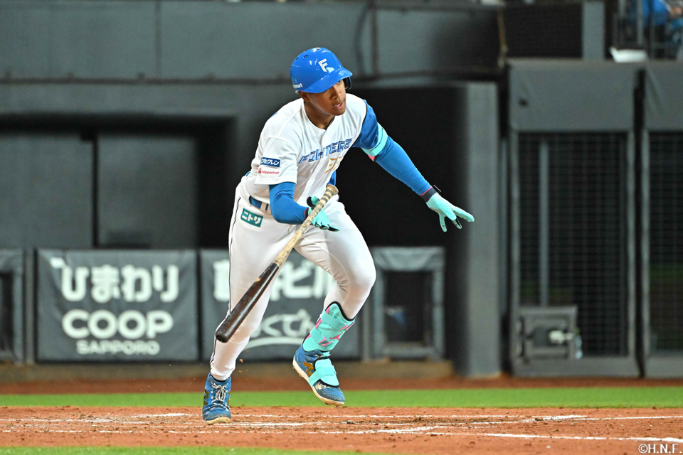 4回裏、ライトへヒットを放つ万波選手01