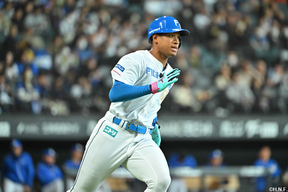 4回裏、ライトへヒットを放つ万波選手02