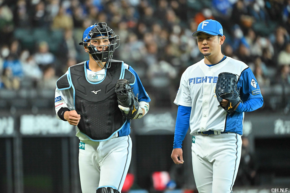 5回表を抑えた郡司選手と池田投手