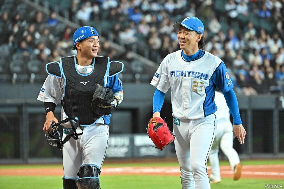 6回表を抑えた郡司選手と宮西投手