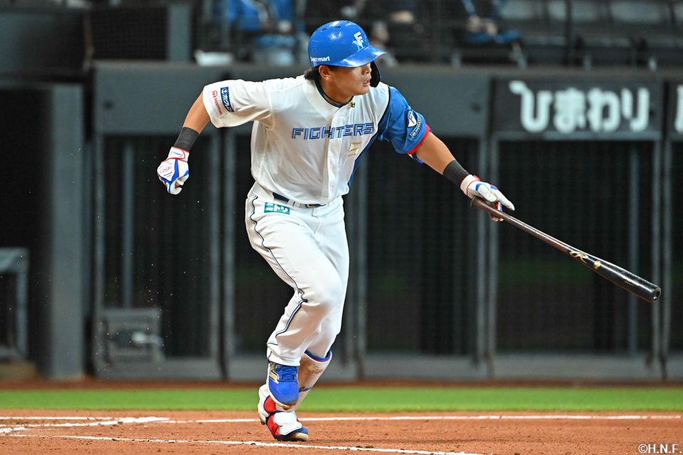 6回裏、センターへヒットを放つ野村選手