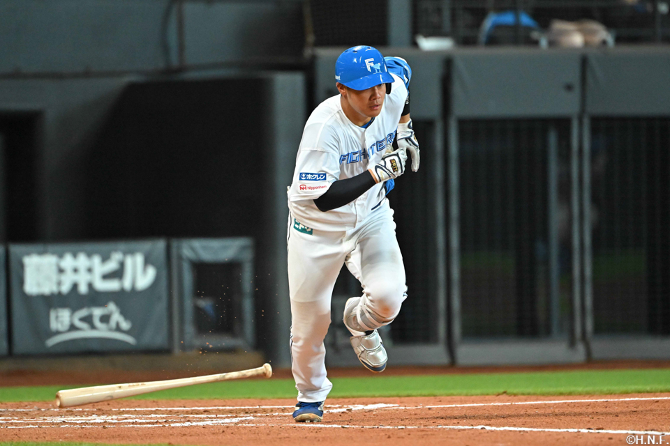 6回裏、レフトへヒットを放つ吉田選手