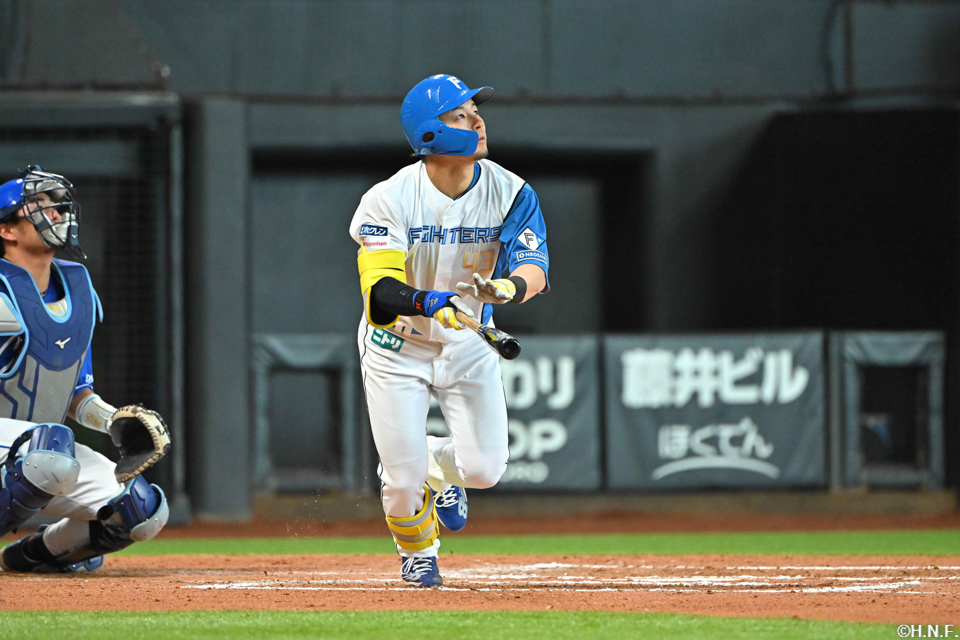 6回裏、逆転の満塁本塁打を放つ水野選手01