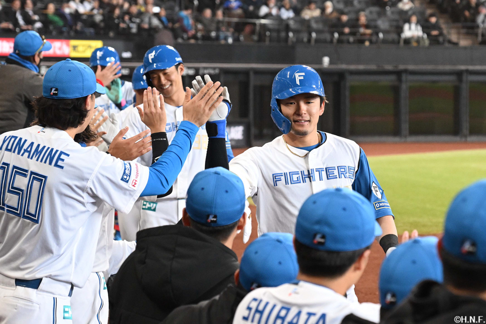 6回裏、逆転の満塁本塁打を放つ水野選手03