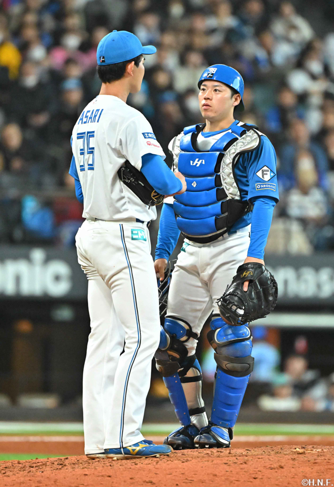 7回表、マウンドに集まる浅利投手と梅林選手