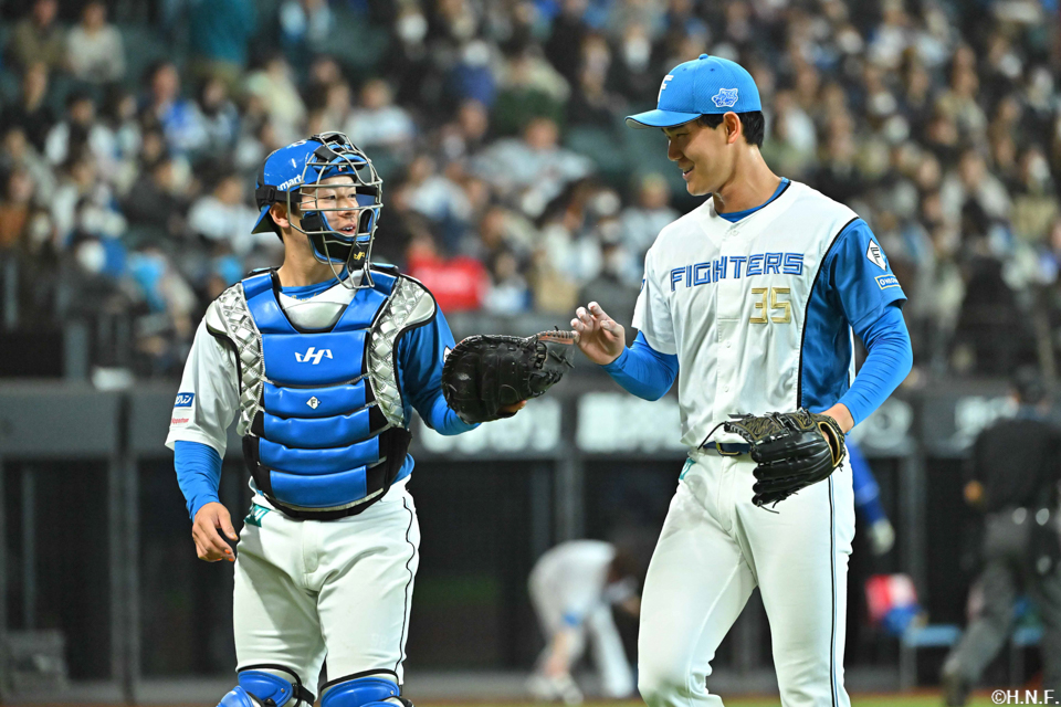 7回表を抑えた梅林選手と浅利投手