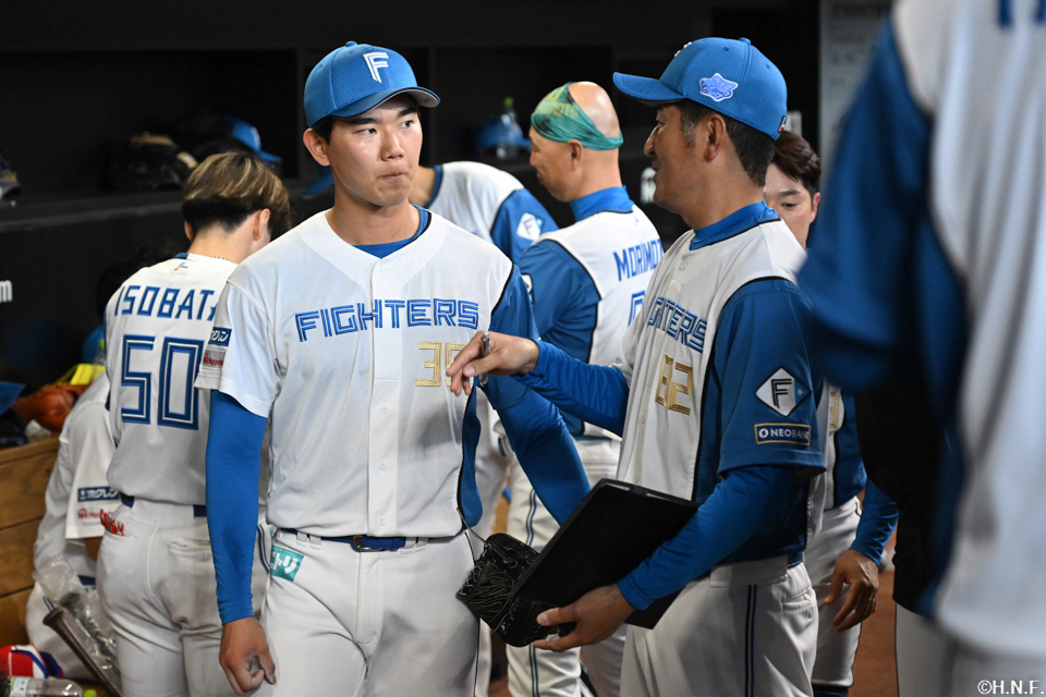 7回表を抑えた浅利投手と加藤投手コーチ