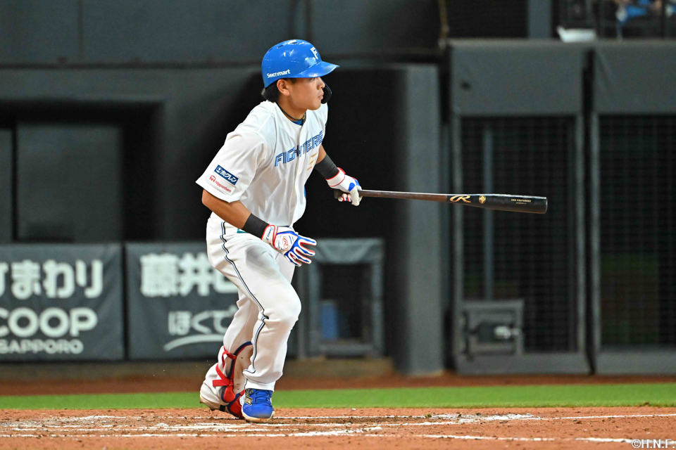 7回裏、レフトへヒットを放つ野村選手