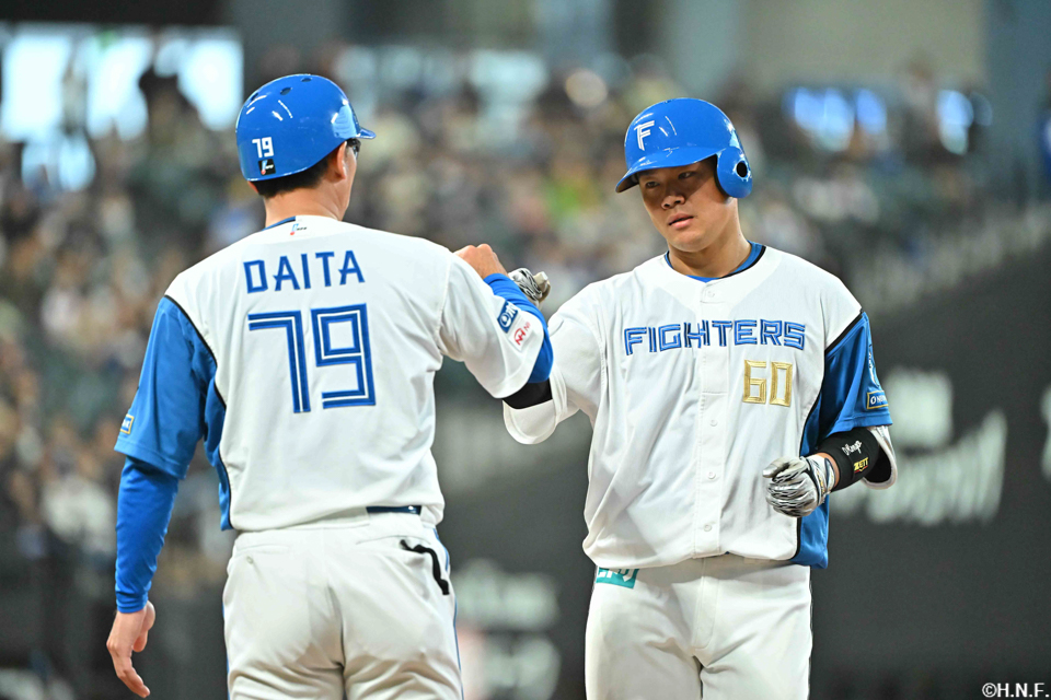 8回裏、センターへヒットを放った吉田選手