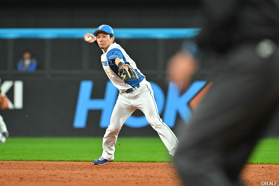 9回表、好守をみせる水野選手01