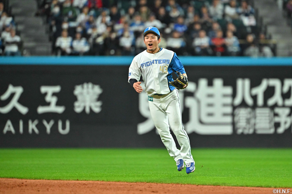 9回表、好守をみせる水野選手02
