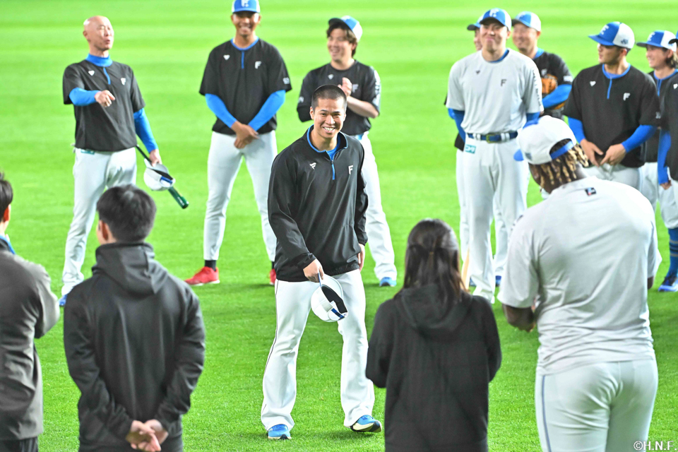 練習前、挨拶をする松岡投手