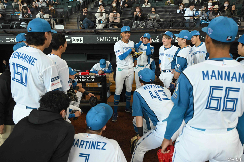 試合前、円陣を組む選手たち