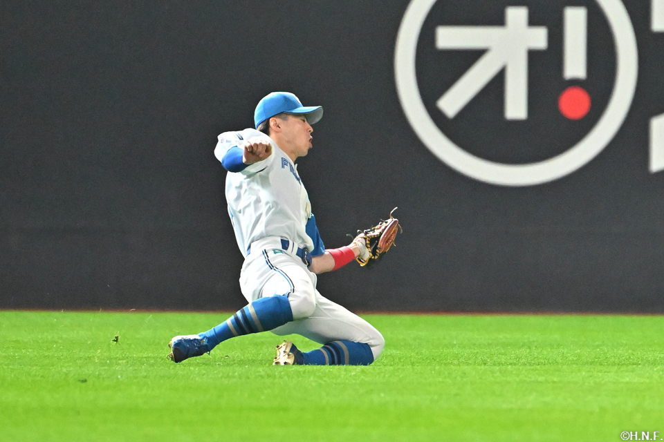 1回表、好守をみせる五十幡選手