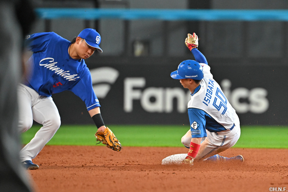 4回裏、盗塁をきめる五十幡選手01