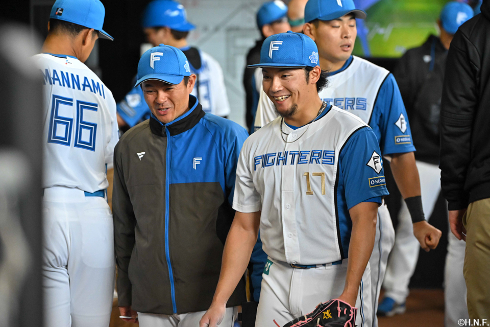 6回表を抑えた武田投手コーチと伊藤投手