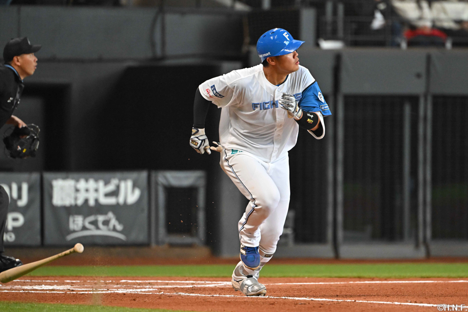 6回裏、二塁打を放つ吉田選手