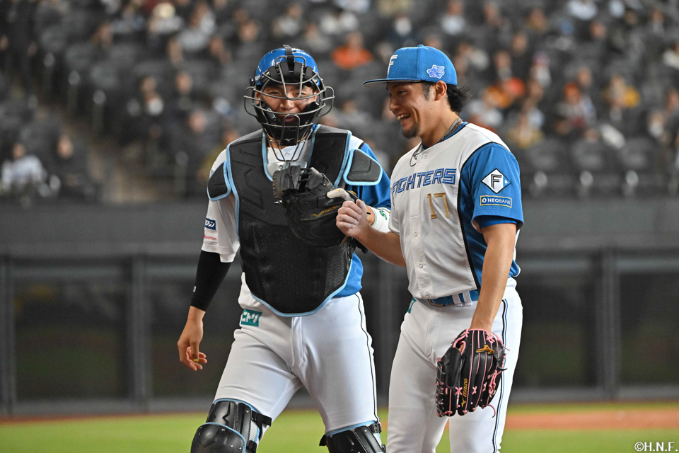 7回表を抑えた郡司選手と伊藤投手