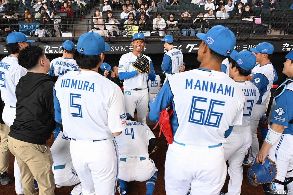 試合前、試合前、円陣を組む選手たち