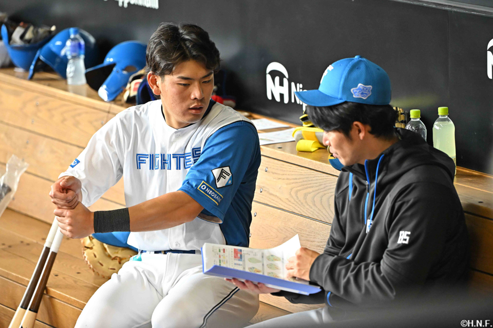 試合前、野村選手と谷内内野守備走塁コーチ