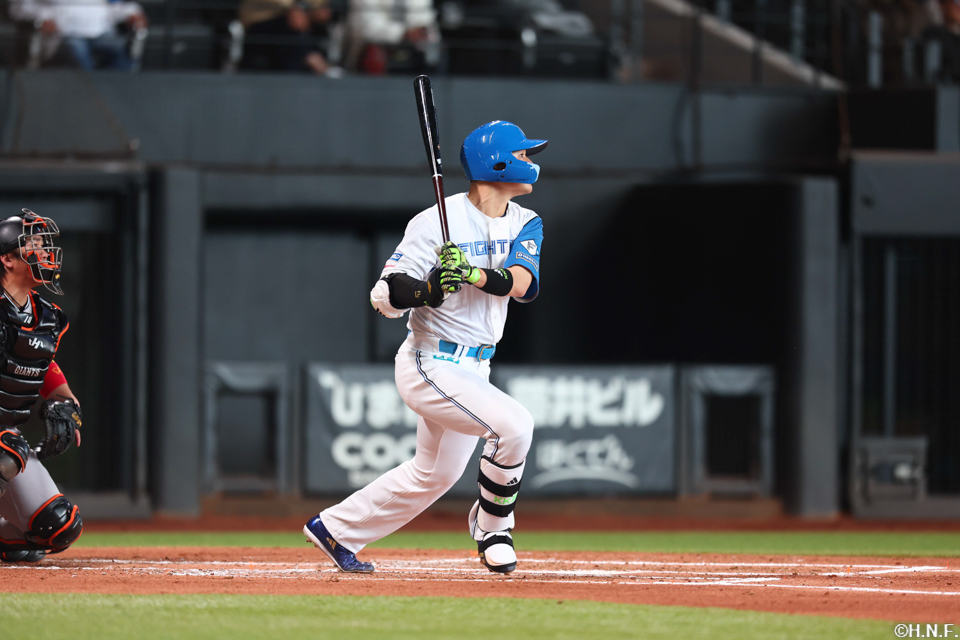 2回裏、センターへヒットを放つ清宮選手