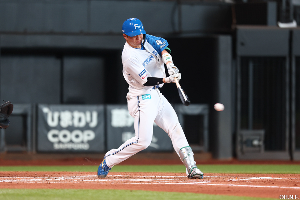 2回裏、レフトへヒットを放つ郡司選手