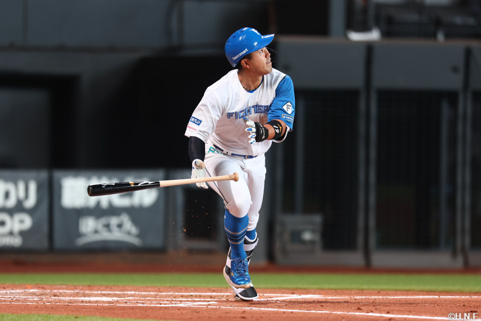 2回裏、センターへ同点の犠飛を放つ今川選手