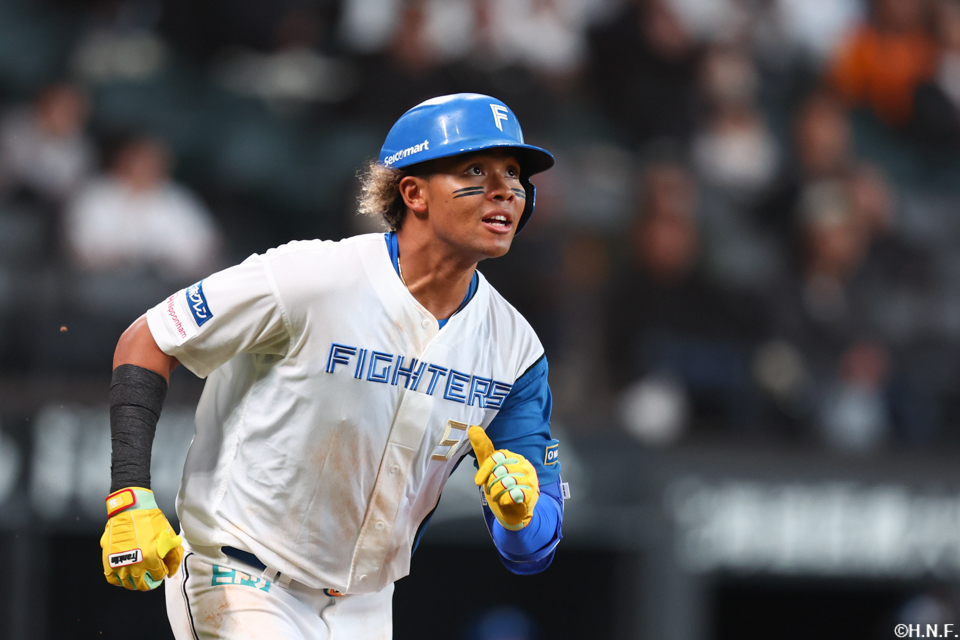 5回裏、ライトへ2者連続の本塁打を放つ清宮選手