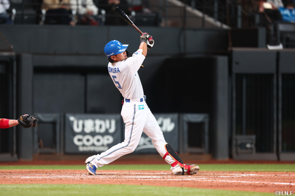 5回裏、レフトへ本塁打を放つ野村選手