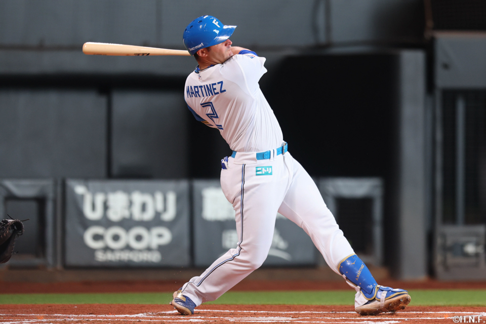 1回裏、先制の二塁打を放つマルティネス選手01