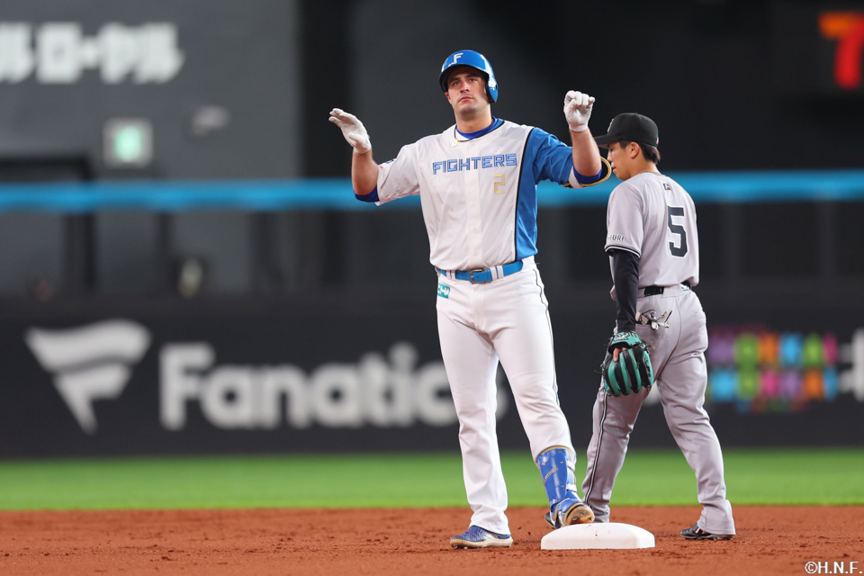 1回裏、適時二塁打を放つマルティネス選手02