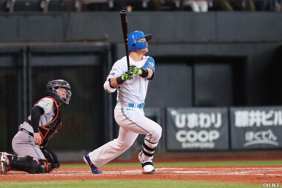2回裏、センターへ適時二塁打を放つ清宮選手