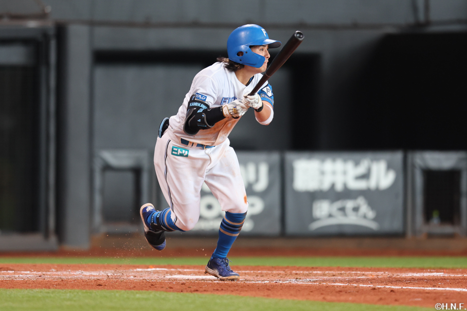 3回裏、センターへ適時二塁打を放つ上川畑選手01