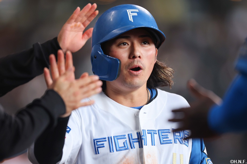 3回裏、センターへ適時二塁打を放つ上川畑選手02