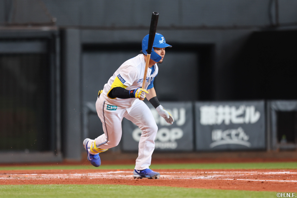 3回裏、ライトへ適時三塁打を放つ水野選手01