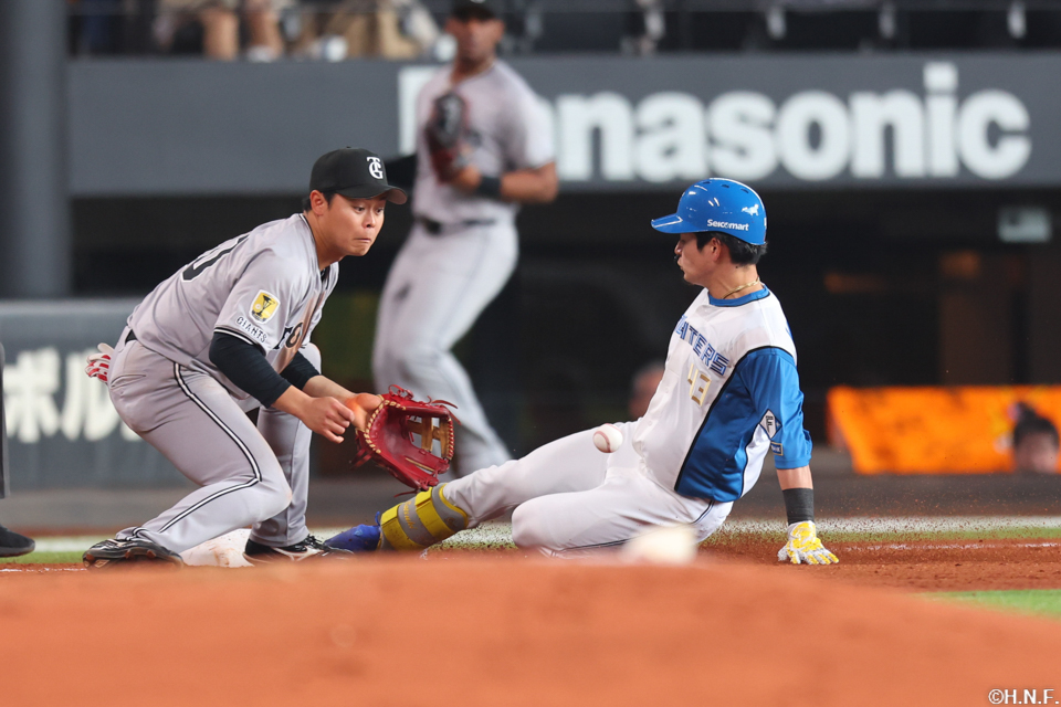 3回裏、ライトへ適時三塁打を放つ水野選手02