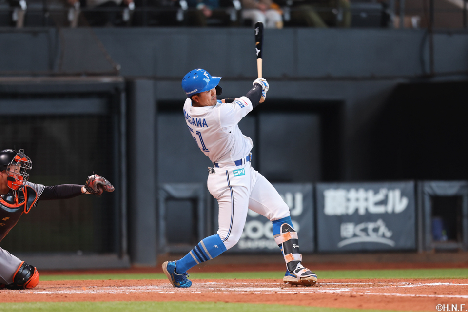 7回裏、ライトへヒットを放つ今川選手