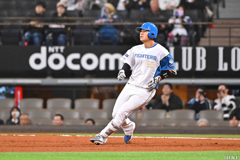 1回裏、レフトへヒットを放つ吉田選手
