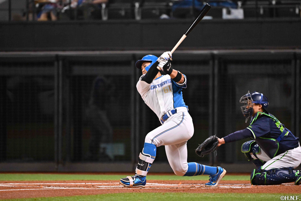 1回裏、レフトへヒットを放つ今川選手