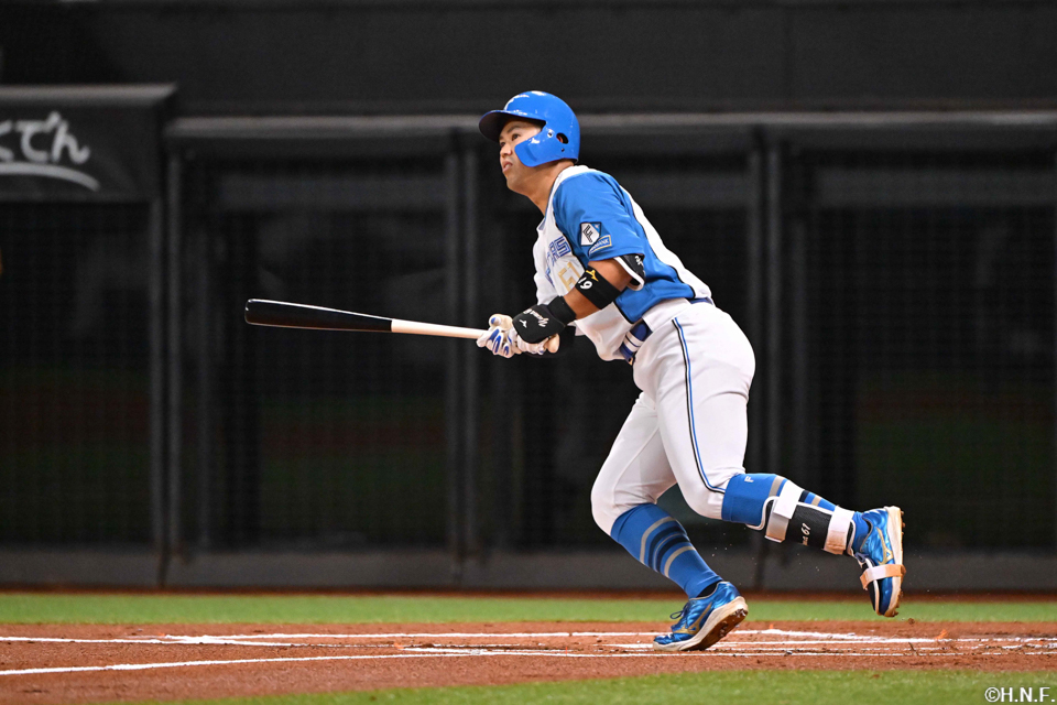 1回裏、レフトへヒットを放つ今川選手02