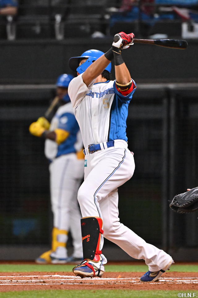 1回裏、先制の適時打を放つ野村選手