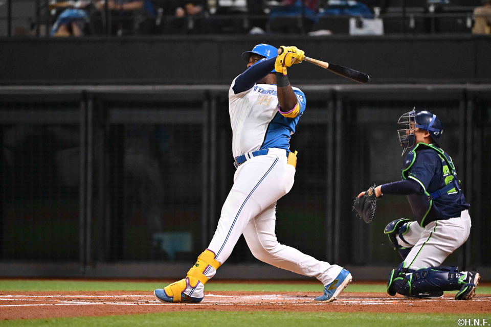 1回裏、3ランを放つレイエス選手01