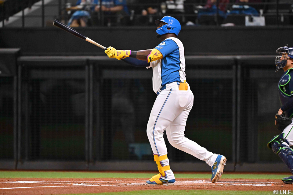 1回裏、3ランを放つレイエス選手02