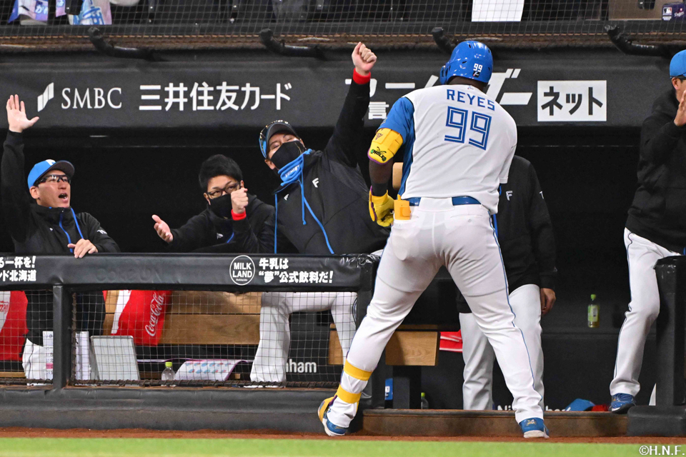 1回裏、3ランを放つレイエス選手04