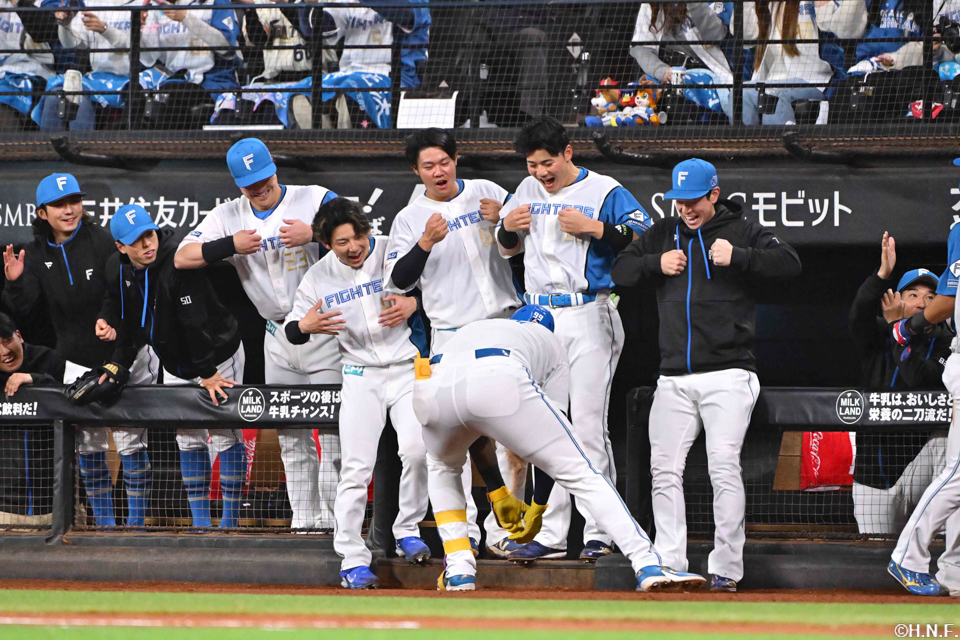 1回裏、3ランを放つレイエス選手05