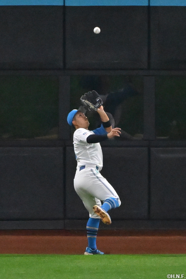 3回表、好守を見せる今川選手