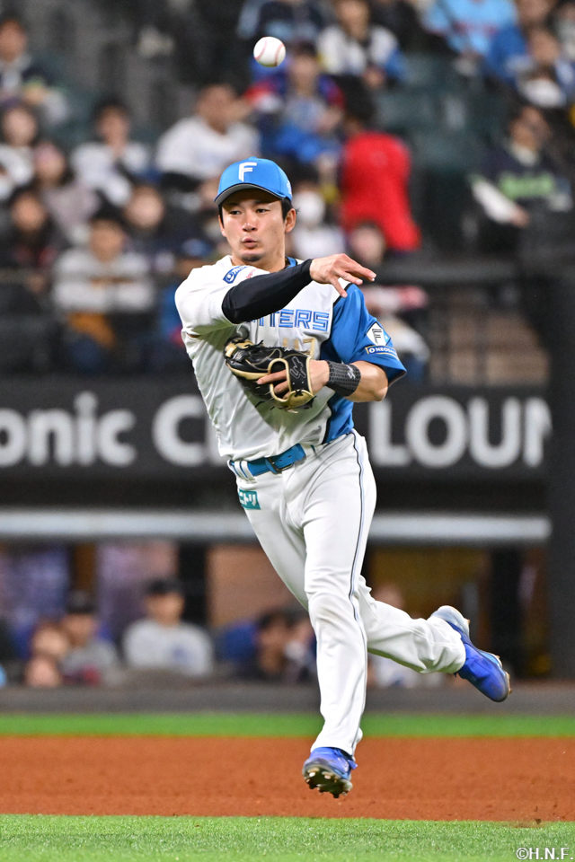 3回表、好守を見せる水野選手