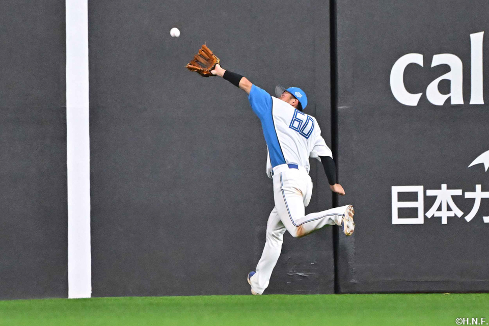 3回表、好守を見せる水野選手