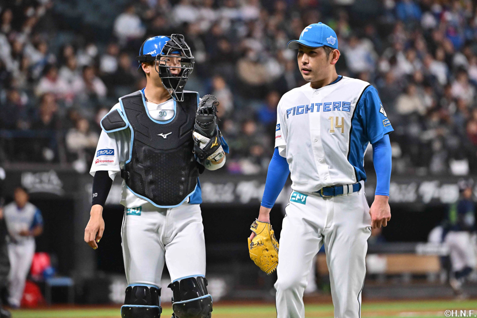 4回表、好守を見せる吉田選手